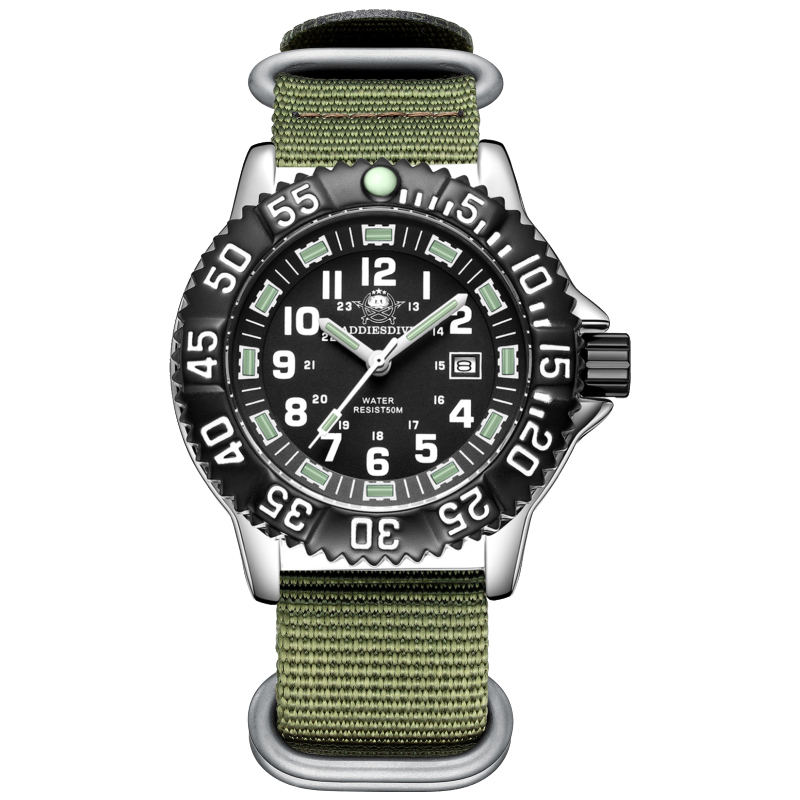 Cadran noir, bracelet en nylon vert, index blancs.