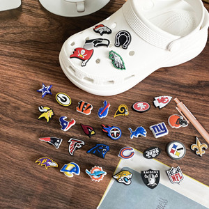 卸売3Dスポーツ靴デコレーションサッカーチームレイダークロッグ料金ファンチアリーディング制品
