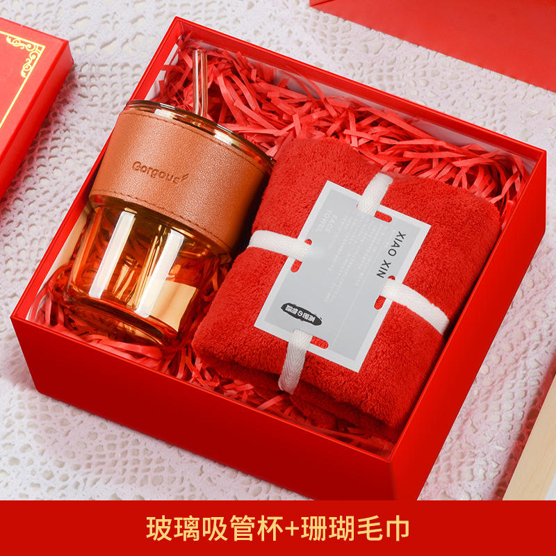 Coffret cadeau tasse en paille de verre rouge et serviette
