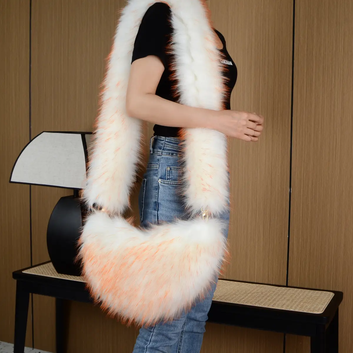新しいスタイルの女性のぬいぐるみハーフラウンド餃子ロングバッグフェイクアライグマの毛皮大容量の毛皮のショルダーバッグ