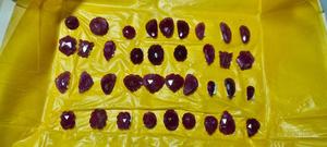 Forma di rubino naturale a forma di rosa tagliata paia di pietre preziose per la creazione di gioielli fatti a mano sfuso - Product Image 2