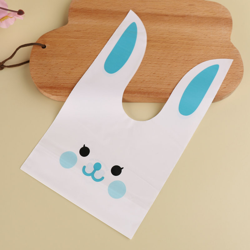 Petit lapin souriant bleu