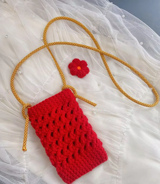 Broche fleur finition rouge