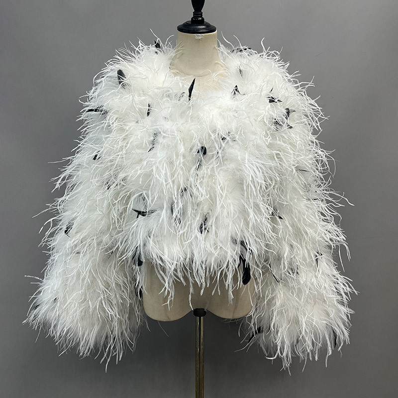 Plume blanche avec tache noire