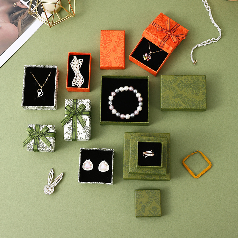 Boîte à bijoux avec couvercle et nœud papillon