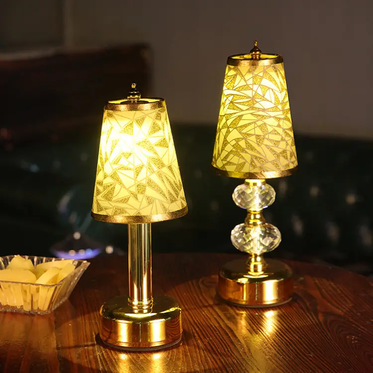 Venda quente decorativa recarregável LEVOU mesa de bar restaurante luz Dourada Retro candeeiro de mesa de cristal europeu