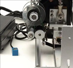 2025 Verpackungs maschinen drucker Heiß prägen Datums codierung maschine Automatische Heißband-Chargen nummer Verfalls datum Drucker