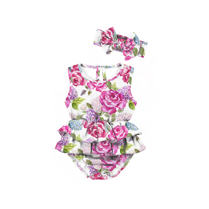 Base blanca con estampado de rosas rosadas