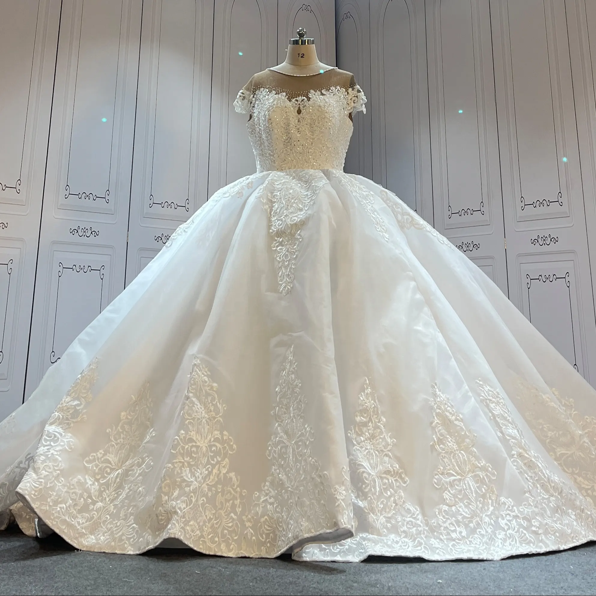تصميم مصنوع من الصين حسب الطلب فساتين زفاف بيضاء نقية فساتين زفاف إفيريقية كصور للعميل