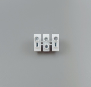 Bloque de terminales pasante de 3 pines con carcasa de polipropileno, pie fijo "J" de acero para cableado seguro - Product Image 4