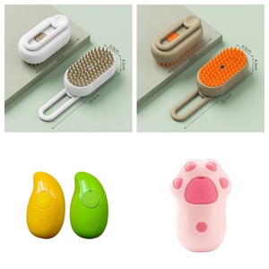 掃除と入浴のための猫と犬のための新しいワンキースプレーアンチフライングヘア電気ペットコームクロスボーダーマンゴーデザイン