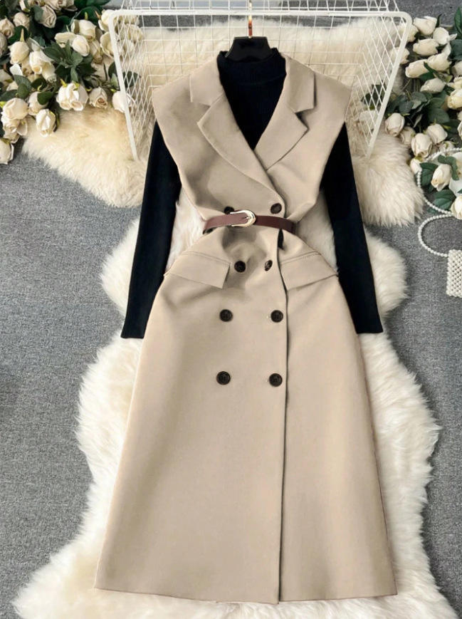 สีเบจ (เสื้อ + เข็มขัด)