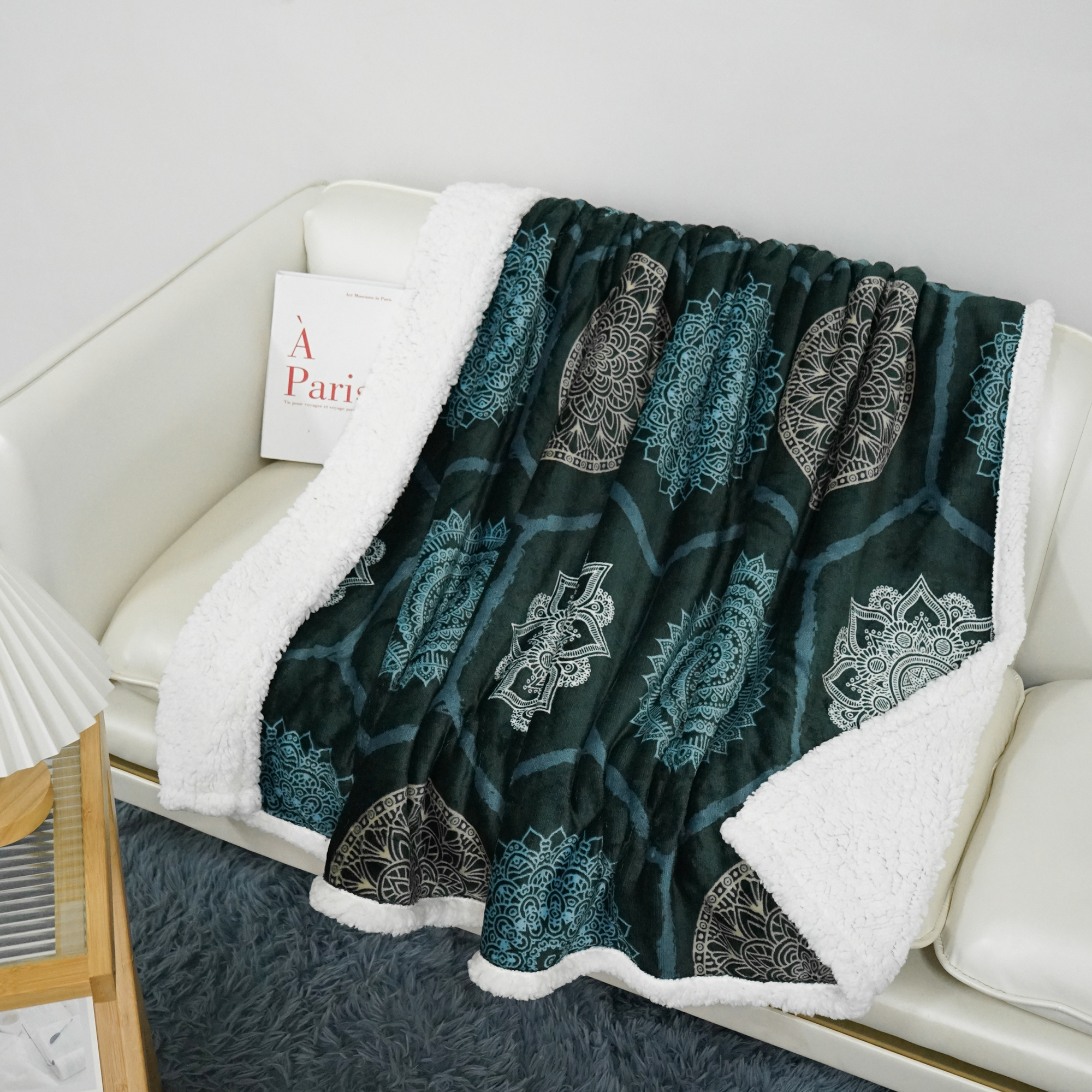 สีขาวและสีเขียว