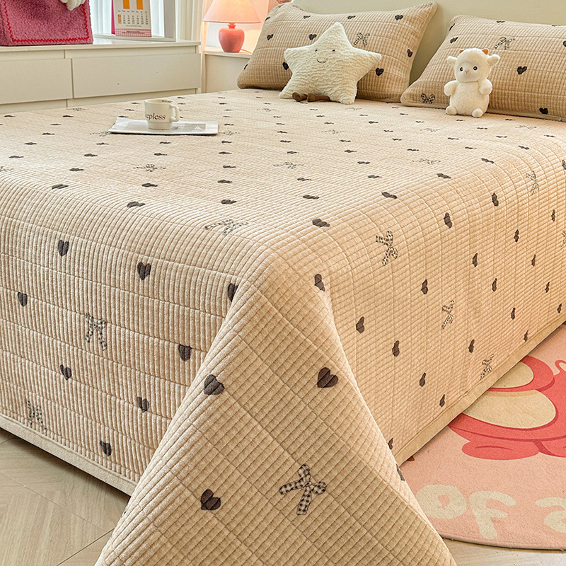Funda de cama de esquina recta de terciopelo con diseño de mariposa, corazón, café y leche.