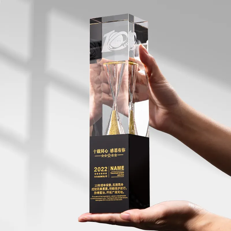 Jam kreatif piala kristal kaca disesuaikan penghargaan kaca untuk trofi kompetisi atmosfer kelas tinggi