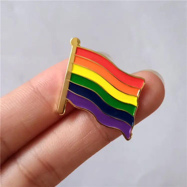 Design all'ingrosso in metallo con smalto morbido e duro bandiera arcobaleno distintivo a forma di Gay Pride personalizzato spille in metallo