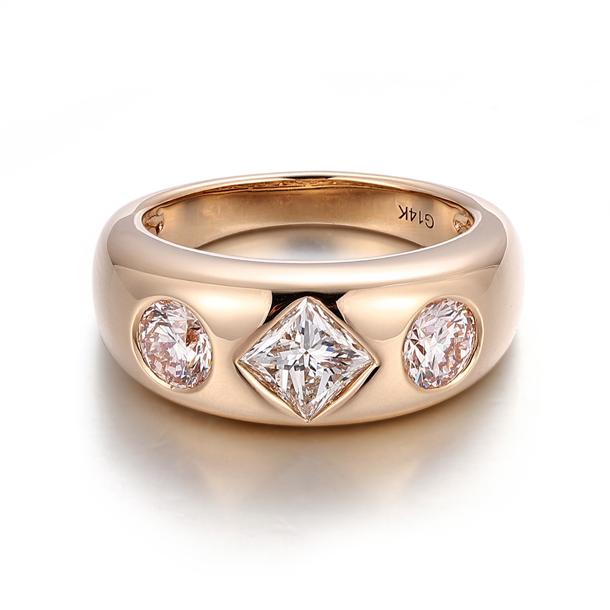 Anillo de oro macizo de 14 quilates con diamantes de laboratorio.