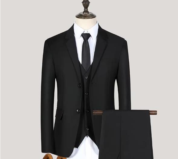 Ensemble veste noire à deux boutons, chemise et pantalon.