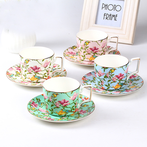 欧式花卉装饰咖啡和茶具，带金色线框，由细骨瓷饮水器陶瓷鸟杯制成