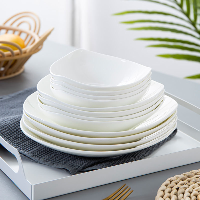 Assiette triangulaire en porcelaine fine de 55/7/8 pouces chacune