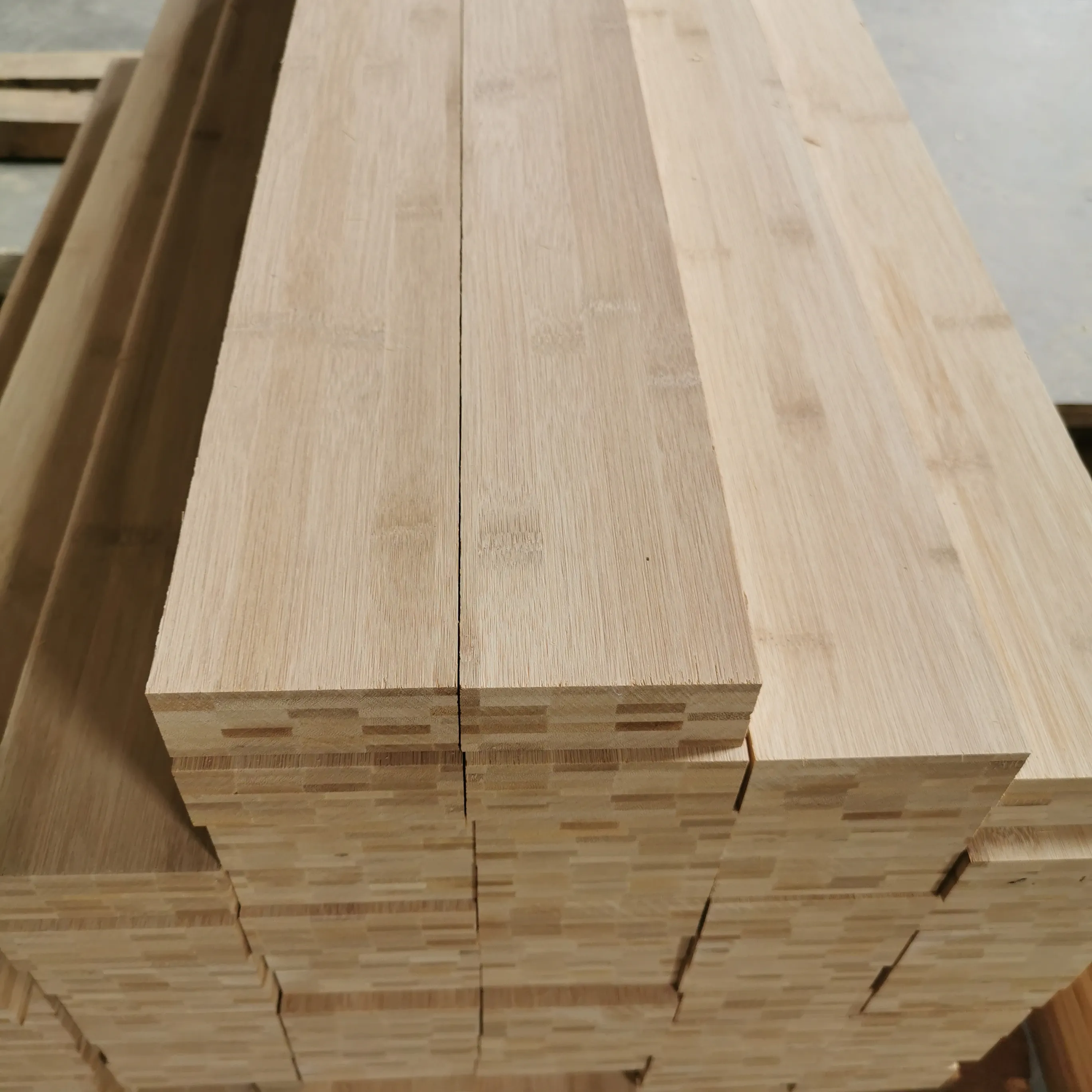 El tamaño se puede personalizar viga sólida de bambú, madera de viga de bambú, utilizada para construcciones