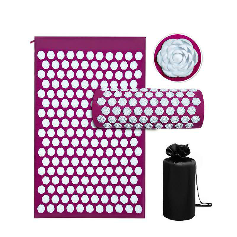 Ensemble trois pièces : coussin d'appui-tête, sac en tissu et épingle à rose violette.