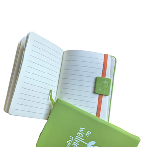 A6 cuaderno personalizado PU etiqueta raya logo relieve Cmyk impresión página interior banda elástica cuaderno para promoción regalo corporativo