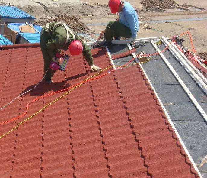 OEM klasik tarzı renkli taş kaplı çatı kiremitleri yüksek kaliteli Metal taş özelleştirilmiş çatı levha