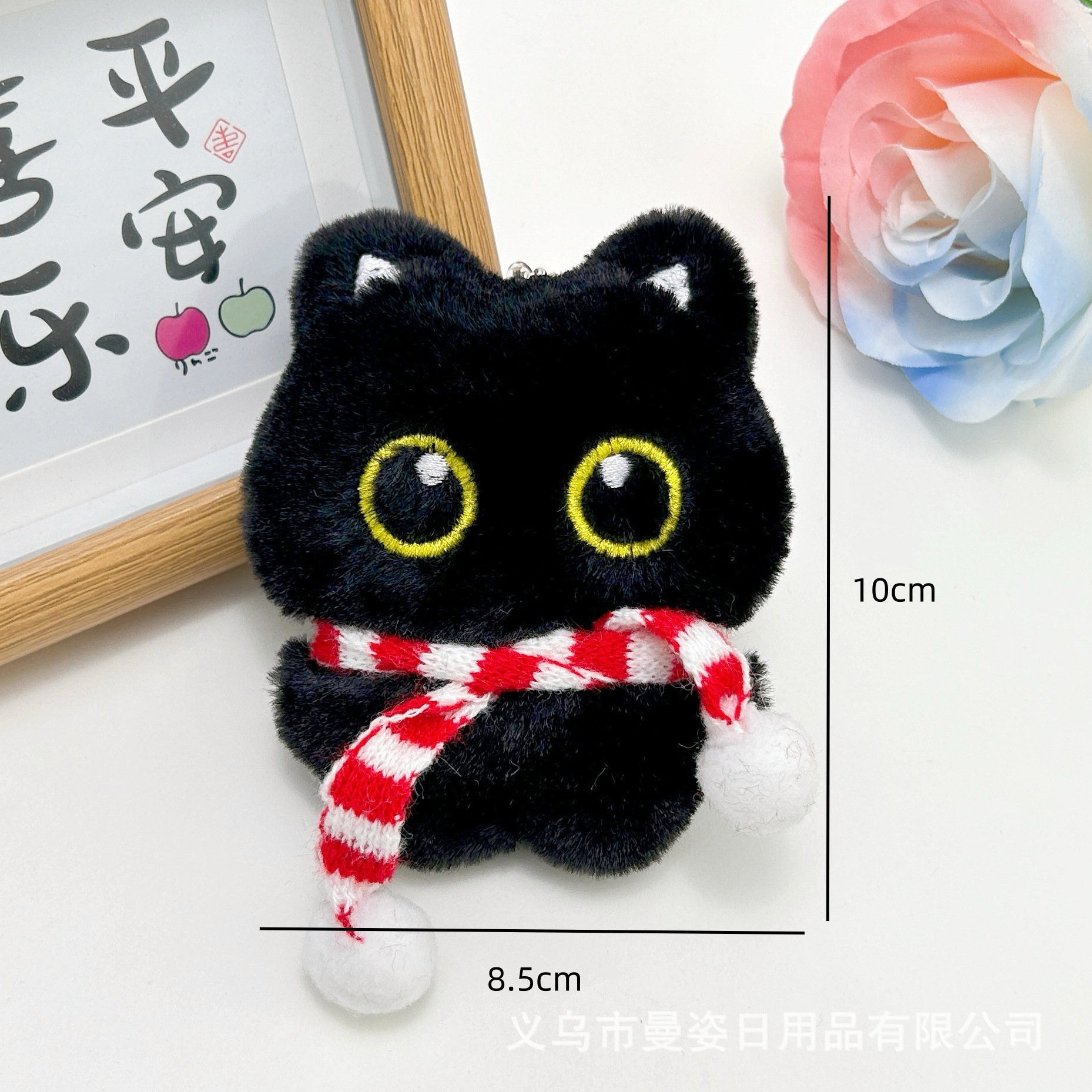 gato negro, bufanda floral, collar de cuentas chirriantes