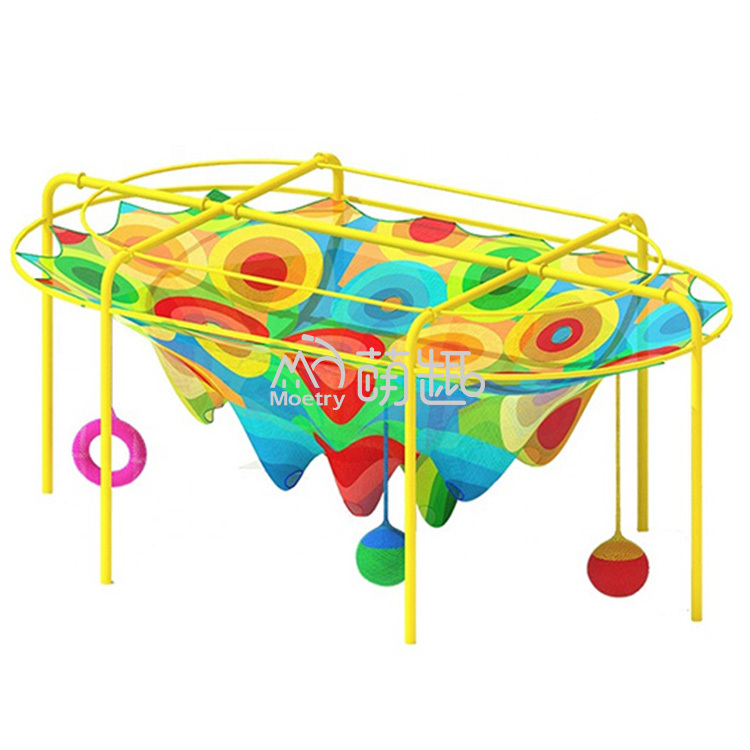 Aire de jeux en crochet avec filet arc-en-ciel