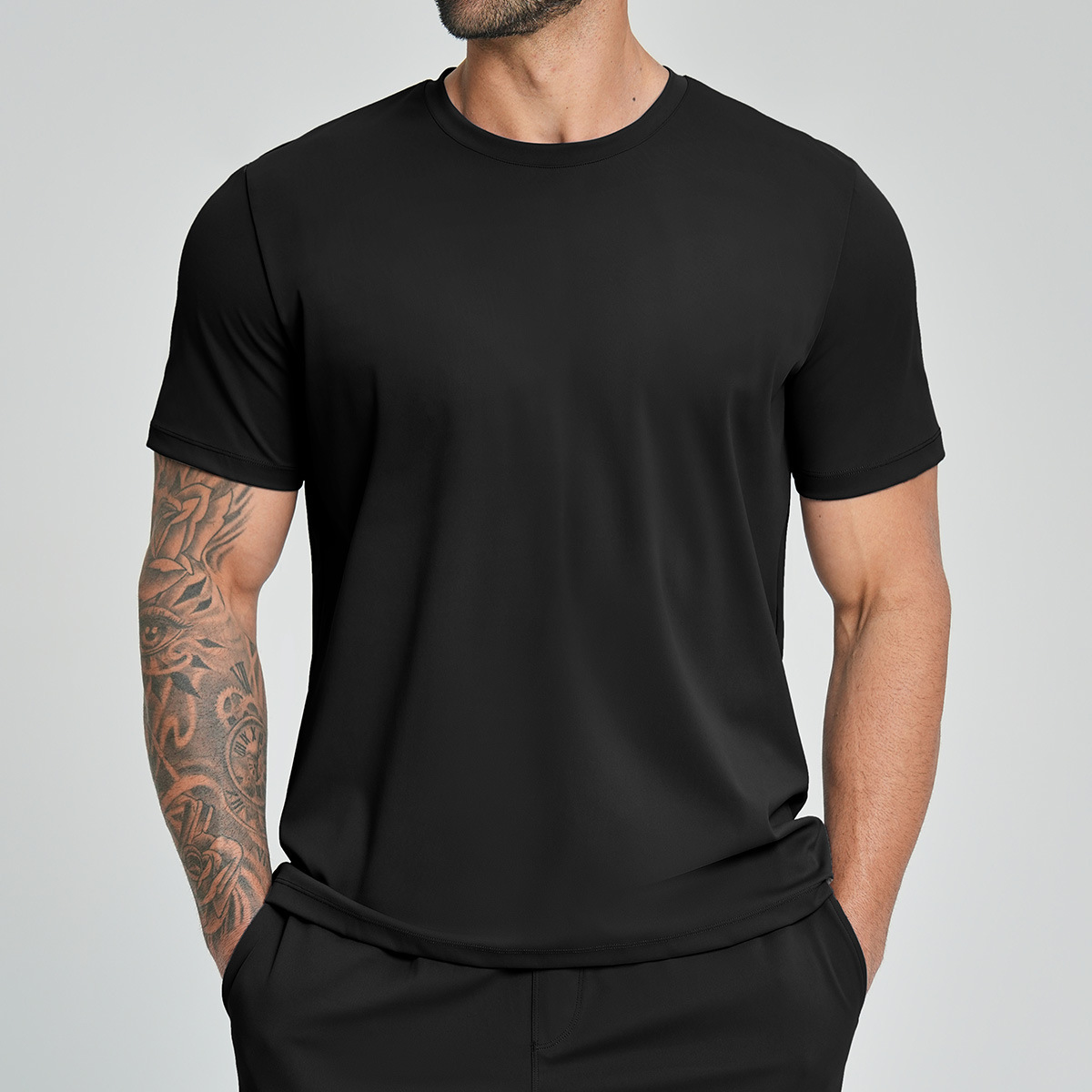 T-shirts noirs avancés