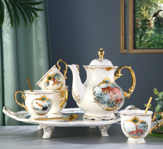 Gold 1 pot, 1 plate, 4 cups, 4 spoons
