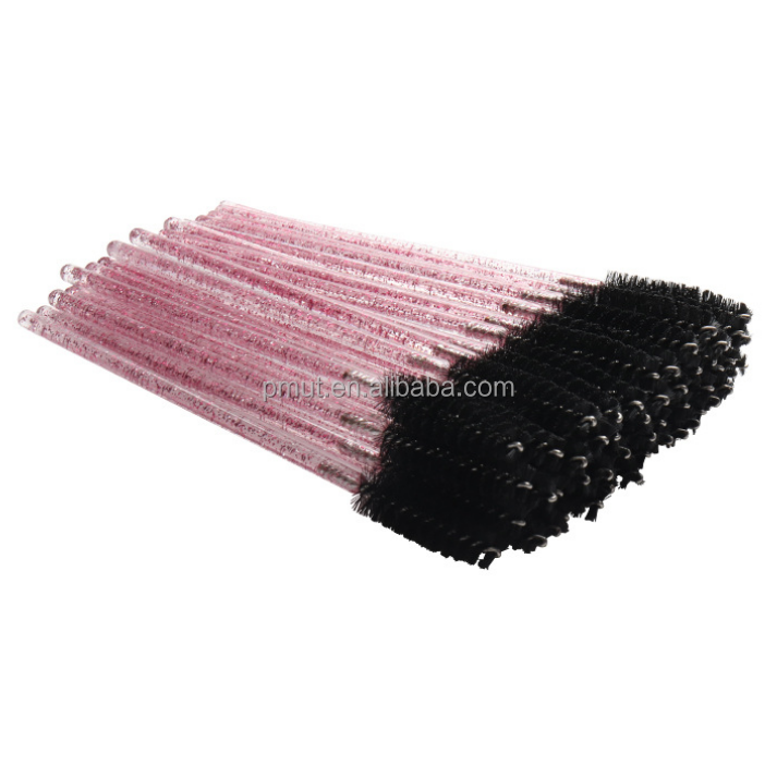 Pincel negro con mango rojo.