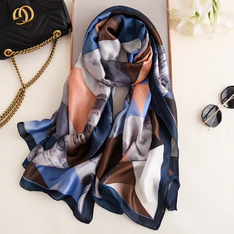 Venta al por mayor 2020 nuevo estilo turco bufanda de seda venta gradiente geométrico patrón de estampado de satén de seda nuevo modelo chal