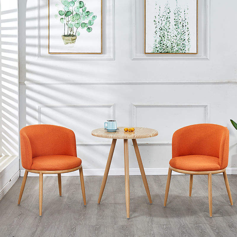 Table orange et deux chaises