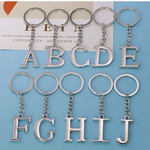 定制姓名字母吊坠钥匙扣小礼品，采用合金制成的大写和小写英文字母 - Product Image 3