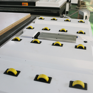 Scarico automatico di legno solido pannello mobile taglio sega 1325 CNC macchina per il taglio della porta dell'armadio del Router - Product Image 5