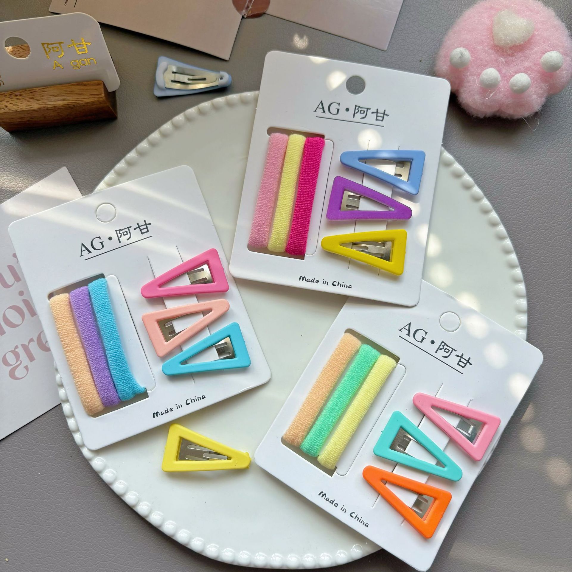 สามเหลี่ยม3ซม. + สียางรัดแบบสุ่ม
