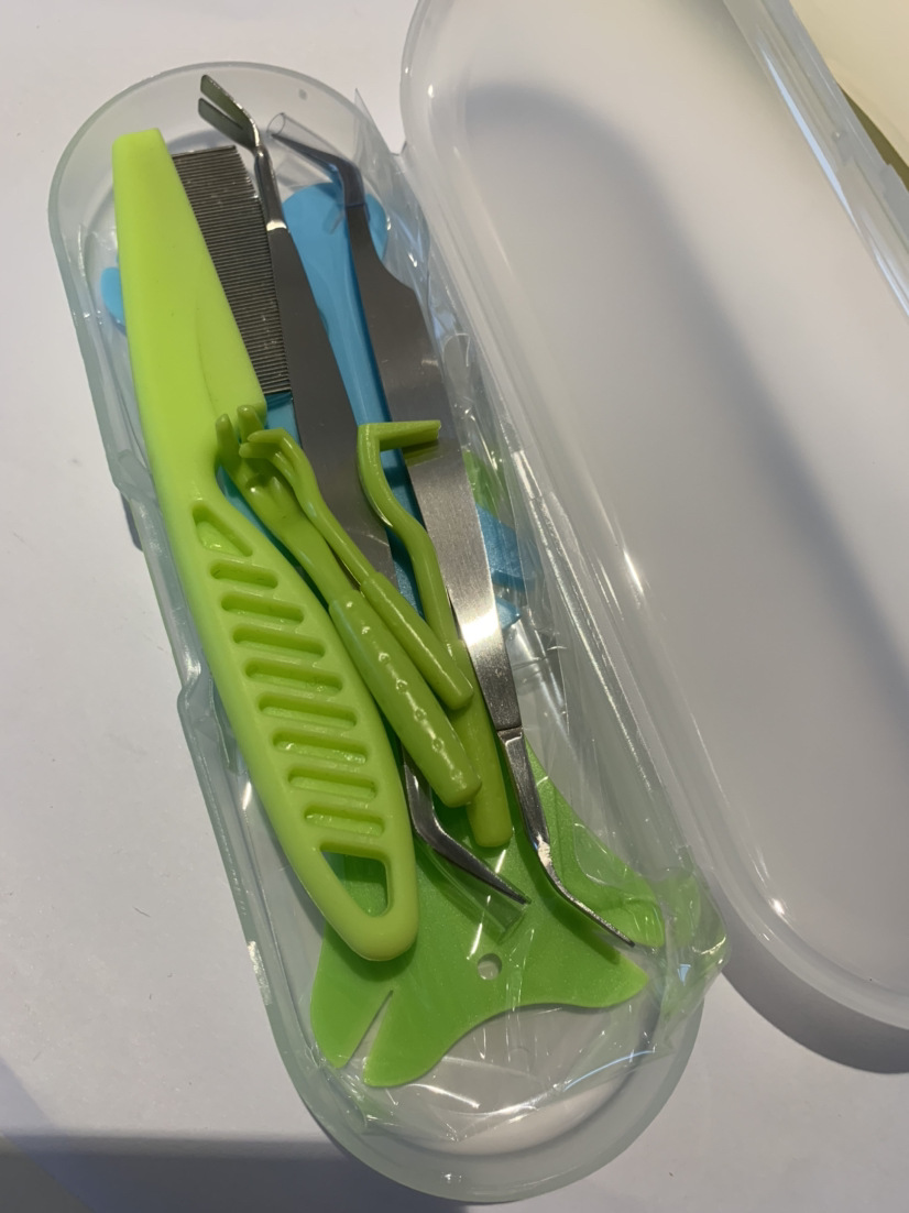 Set of 2 cards and 2 forceps