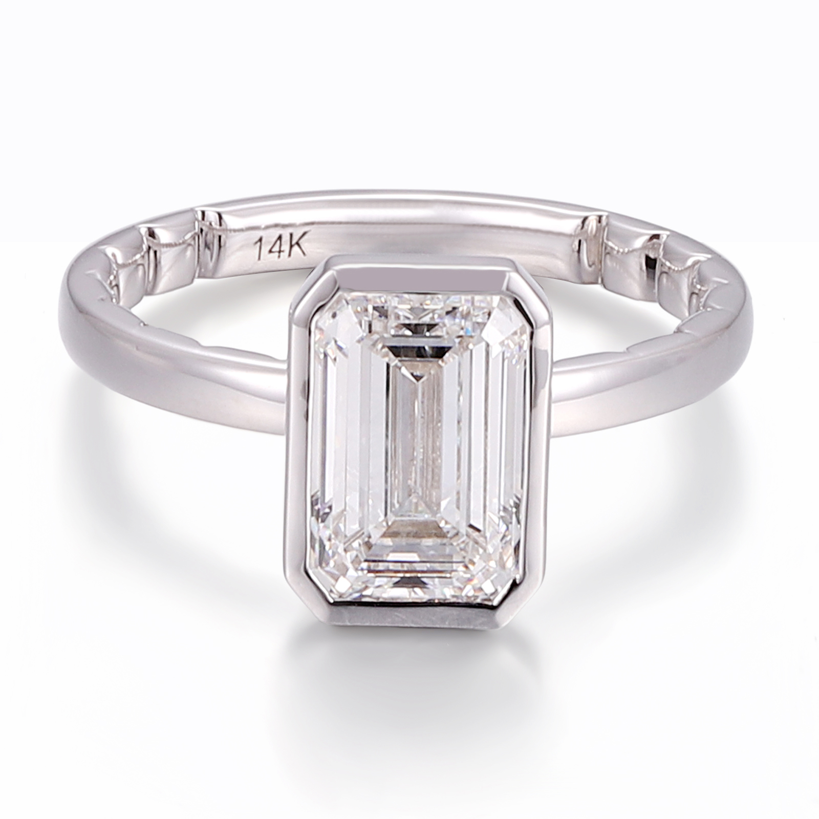 Bague en or massif 18 carats avec diamant de laboratoire.
