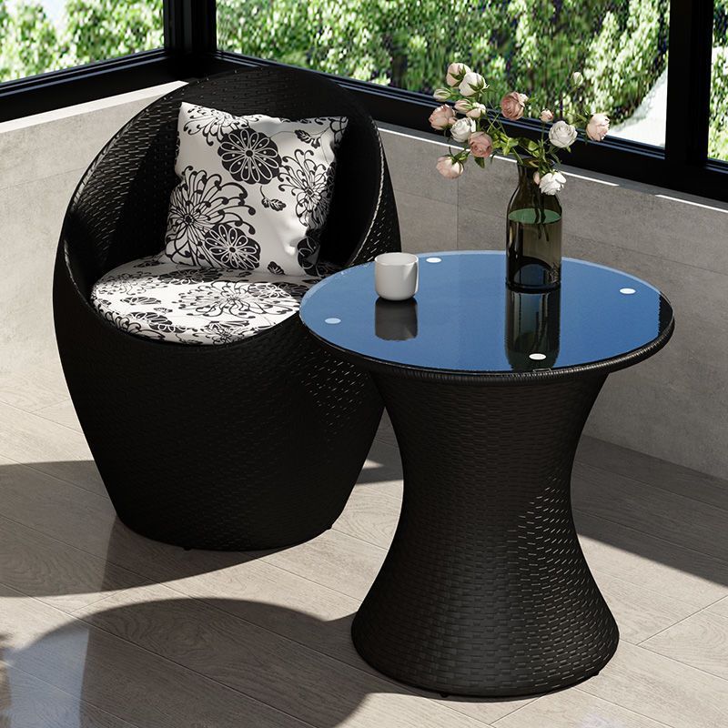Une table et une chaise (noire)