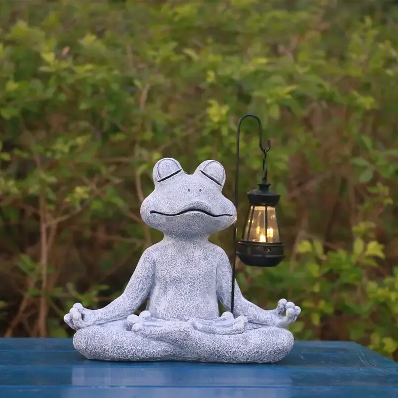 Venta al por mayor decoración al aire libre resina maestro meditación Yoga Rana figuritas adorno de jardín con linterna LED