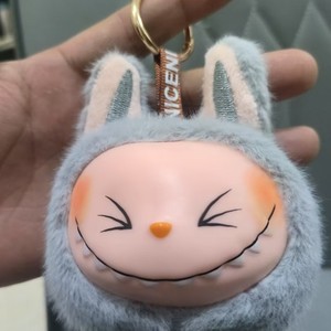 Vinilden yapılmış bir oturma pozisyonunda küçük bir kafa ile yeni ikinci nesil peluş peluş oyuncak sevimli ve çirkin