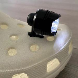 LEDヘッドライトバッテリーとUSB充電ライトアップシューズチャームライトシューズデコレーションライトヘッドライトクロコダイルチャーム - Product Image 1