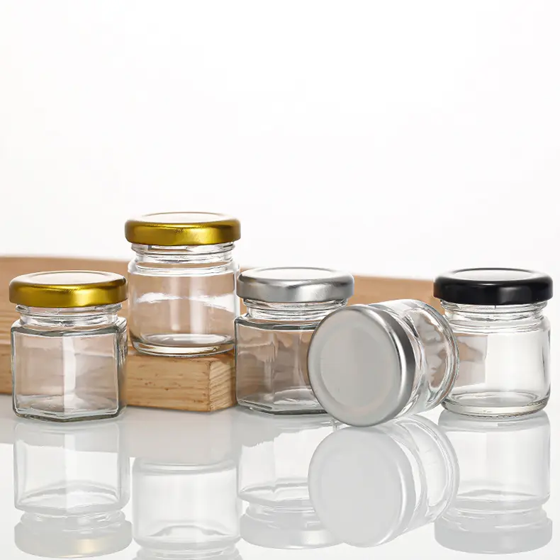 Diferentes tamaños de grado alimenticio mini mermelada de vidrio barato 45ml tarros de vidrio de miel con tapa dorada, Muddler de madera, tarjeta