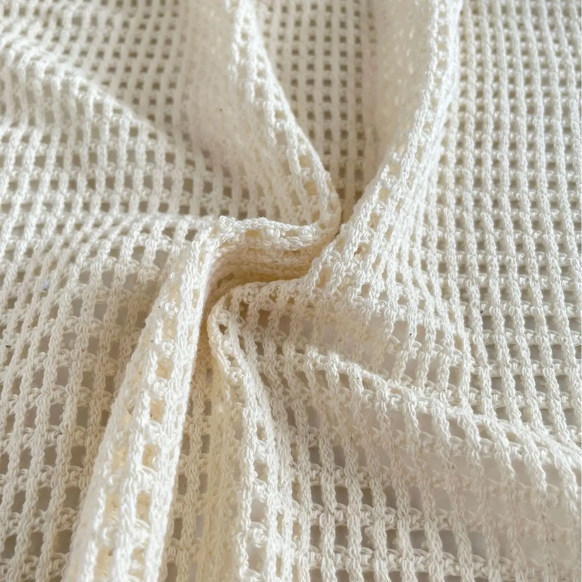Designer personnalisé prix usine 100% pur coton filet maille 3d broderie tricot tricot stretch teinture unie été crochet tissu