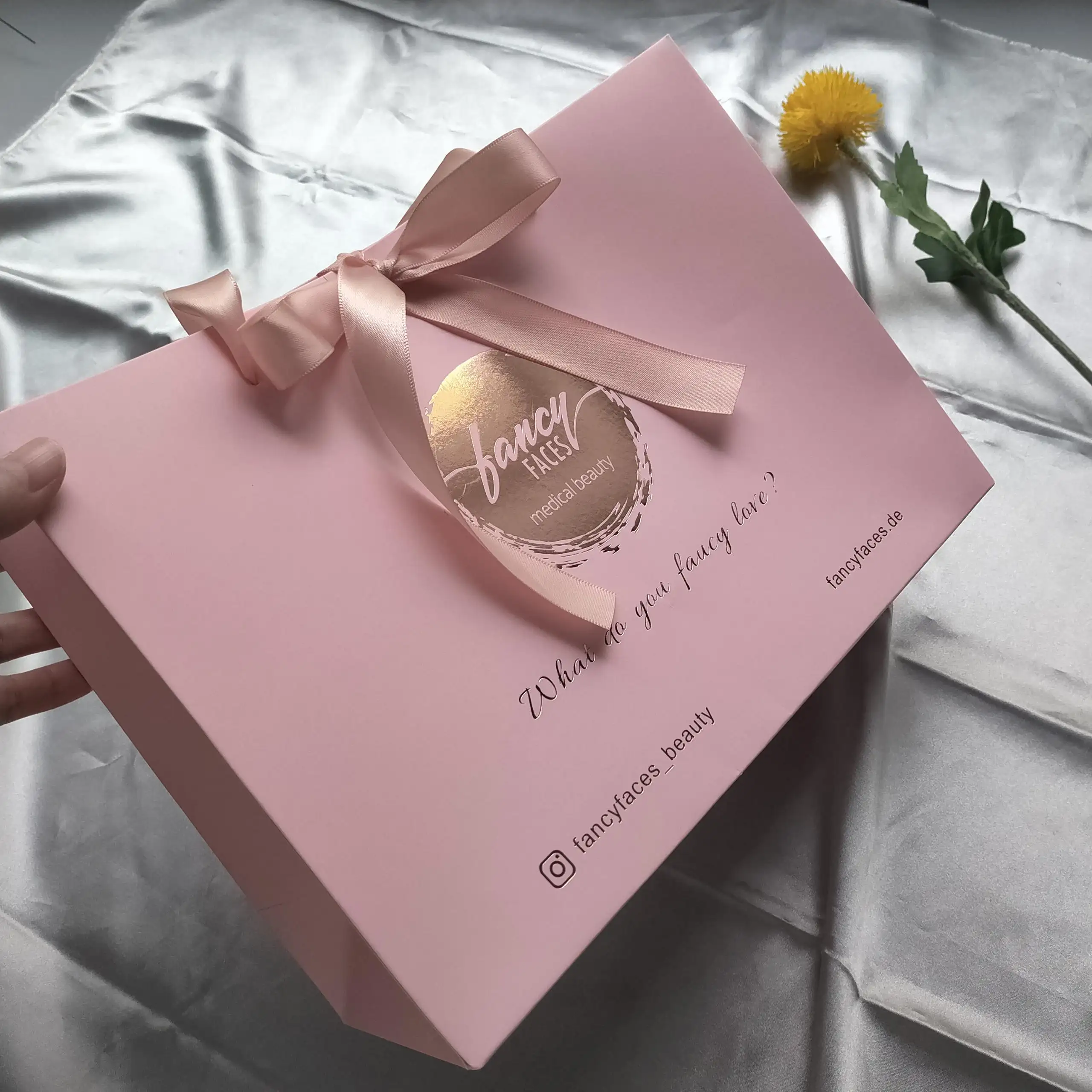 Bolsa de regalo para compras, embalaje de papel de lujo con logotipo dorado personalizado, joyería, color rosa, con logotipo dorado