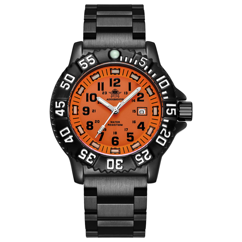Cadran orange, acier noir, index blancs.