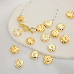 Cuentas sueltas de color dorado con forma irregular para decoración, Cuentas planas con forma de sobre de latón, con patrón oscuro, para manualidades - Product Image 4