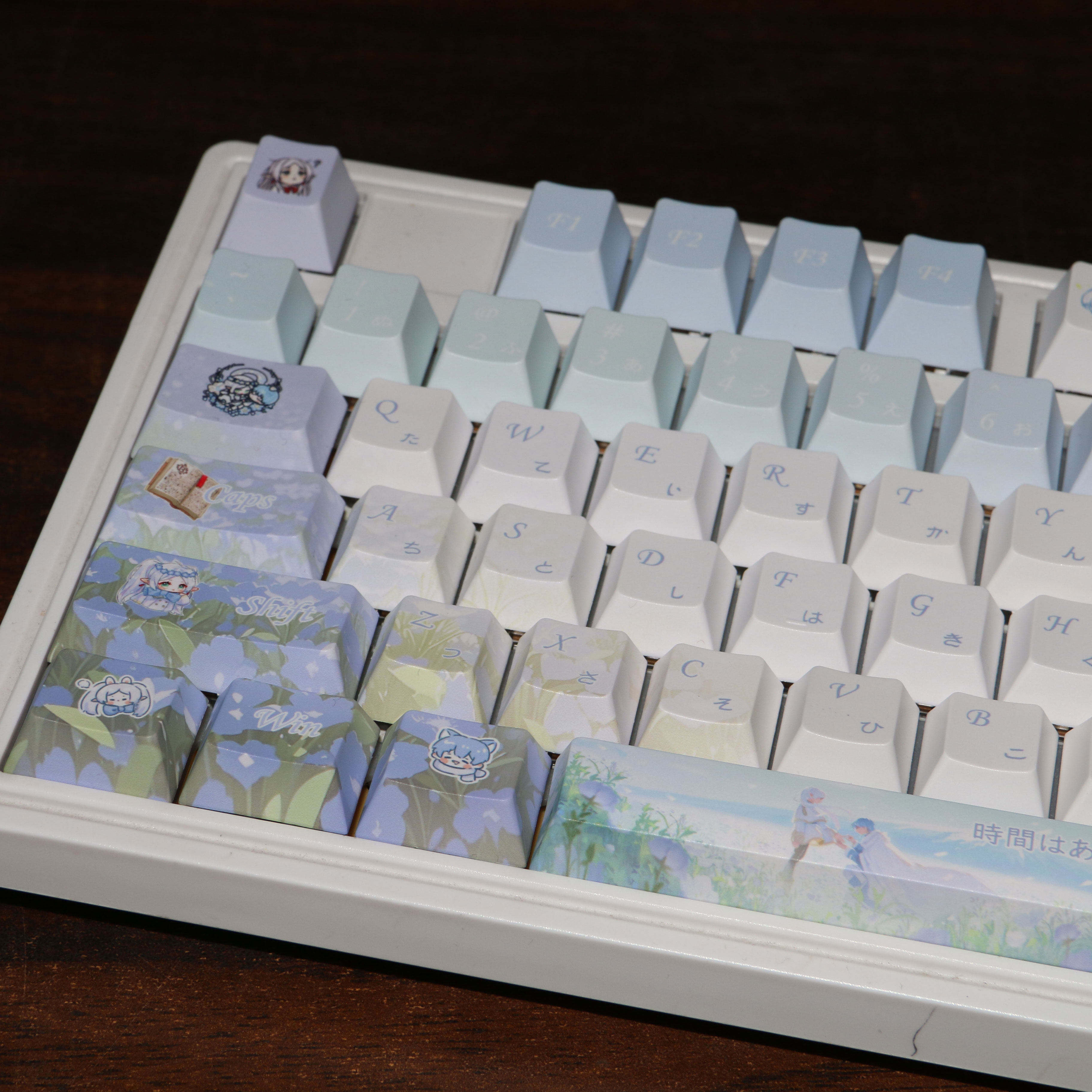 120 teclas Cherry, sin retroiluminación.